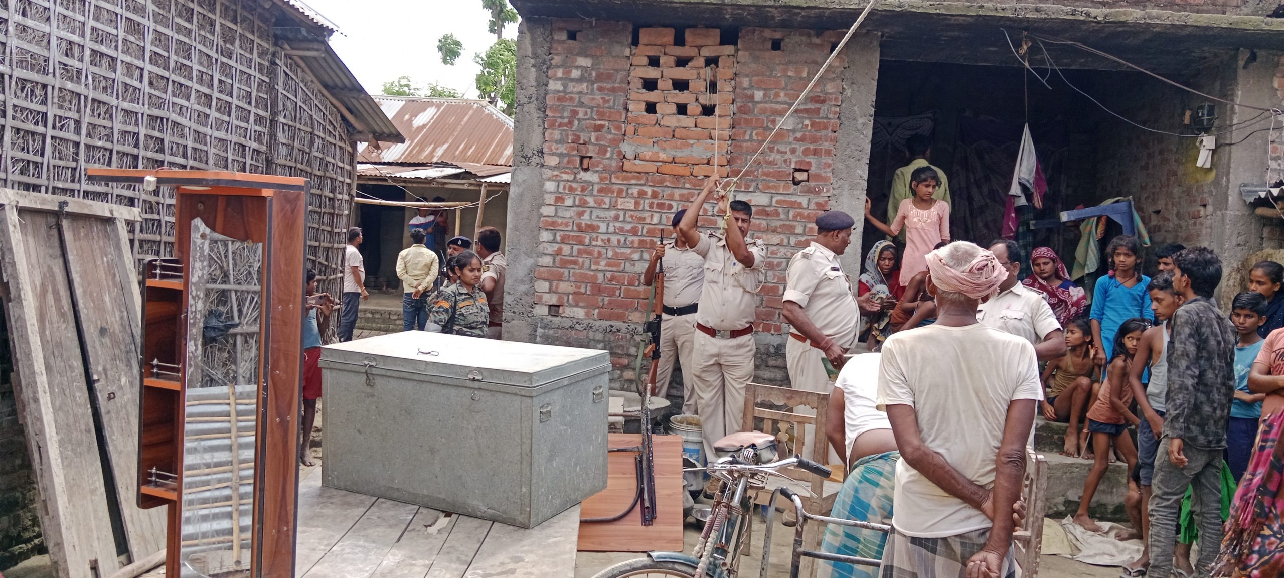 पुलिस पर हमला करने के आरोपित के घर हुई कुर्की जब्ती