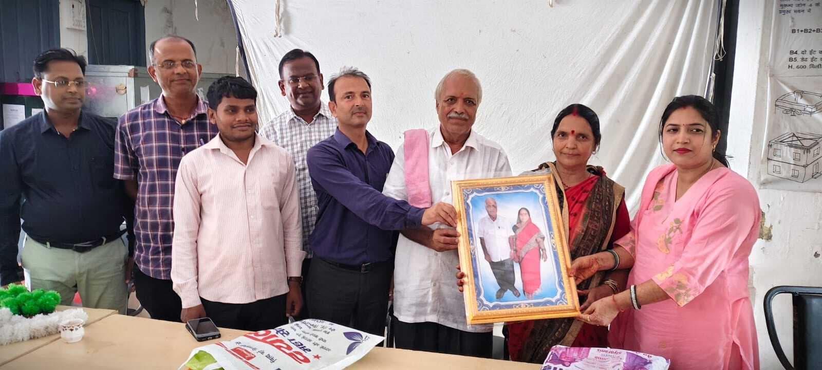 सेवानिवृत प्रधान लिपिक को दी गयी विदाई