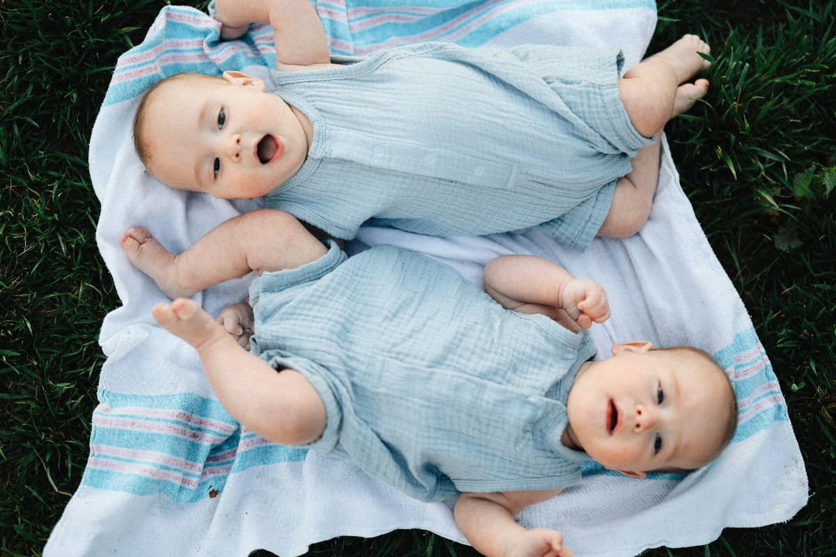 Twin Baby Names: आपके जुड़वा बेटों पर खूब जचेंगे ये मिलते-जुलते क्यूट नाम, देखें लिस्ट और जानें अर्थ