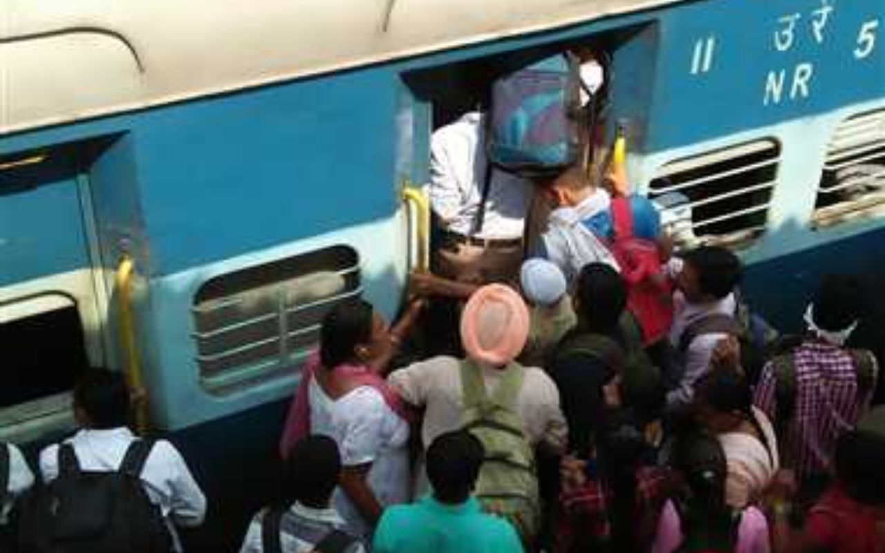 Bihar Train: ट्रेनों में धक्का-मुक्की के बीच लोग कर रहे सफर, टिकट की लंबी वेटिंग देख माथा पीट रहे यात्री