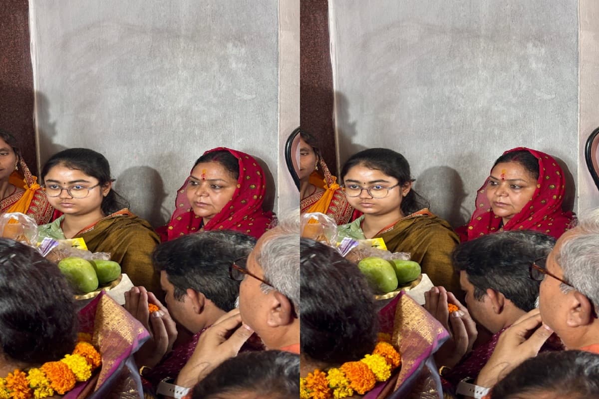 मंत्री दीपिका पांडेय पहुंचीं जगन्नाथ मंदिर, लोगों के साथ जमीन पर बैठकर ग्रहण किया भोग, देखें फोटो