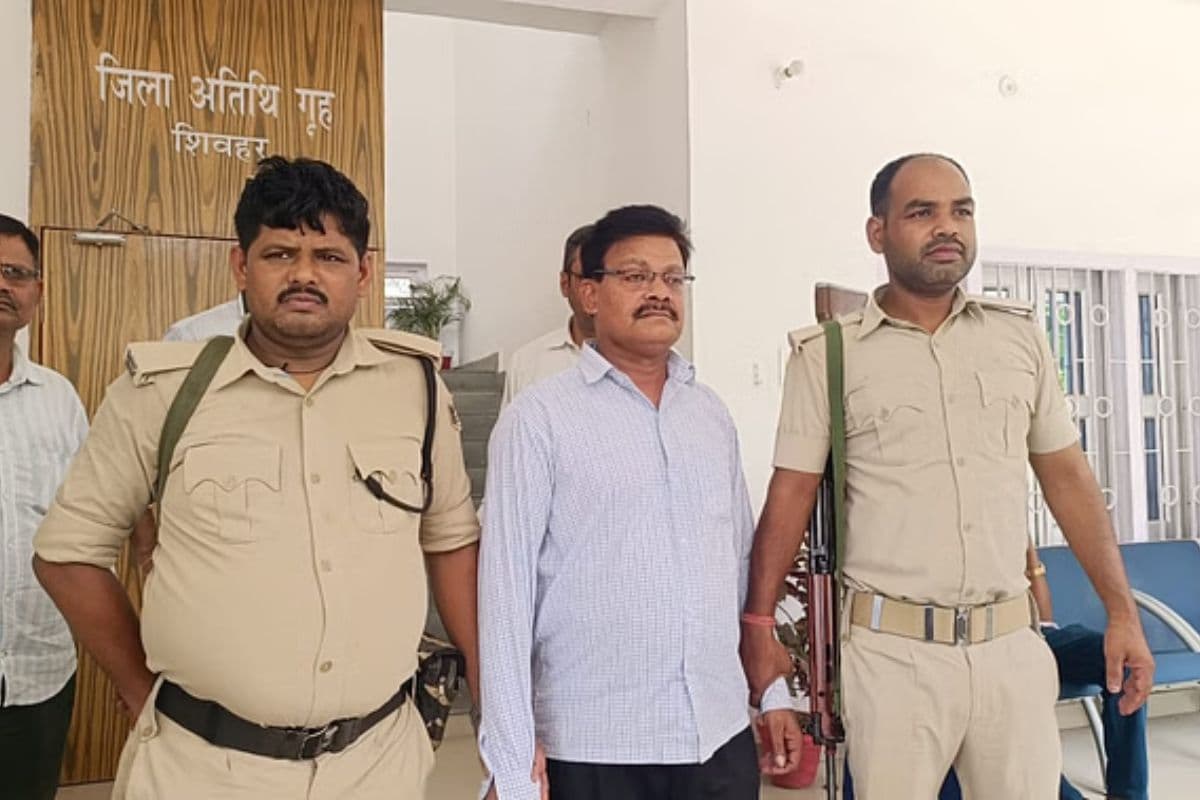 Bihar: 70 हजार घूस लेते पकड़ा गया क्लर्क, ऐसे हुई गिरफ्तारी Bihar: 70 हजार घूस लेते पकड़ा गया क्लर्क, ऐसे हुई गिरफ्तारी