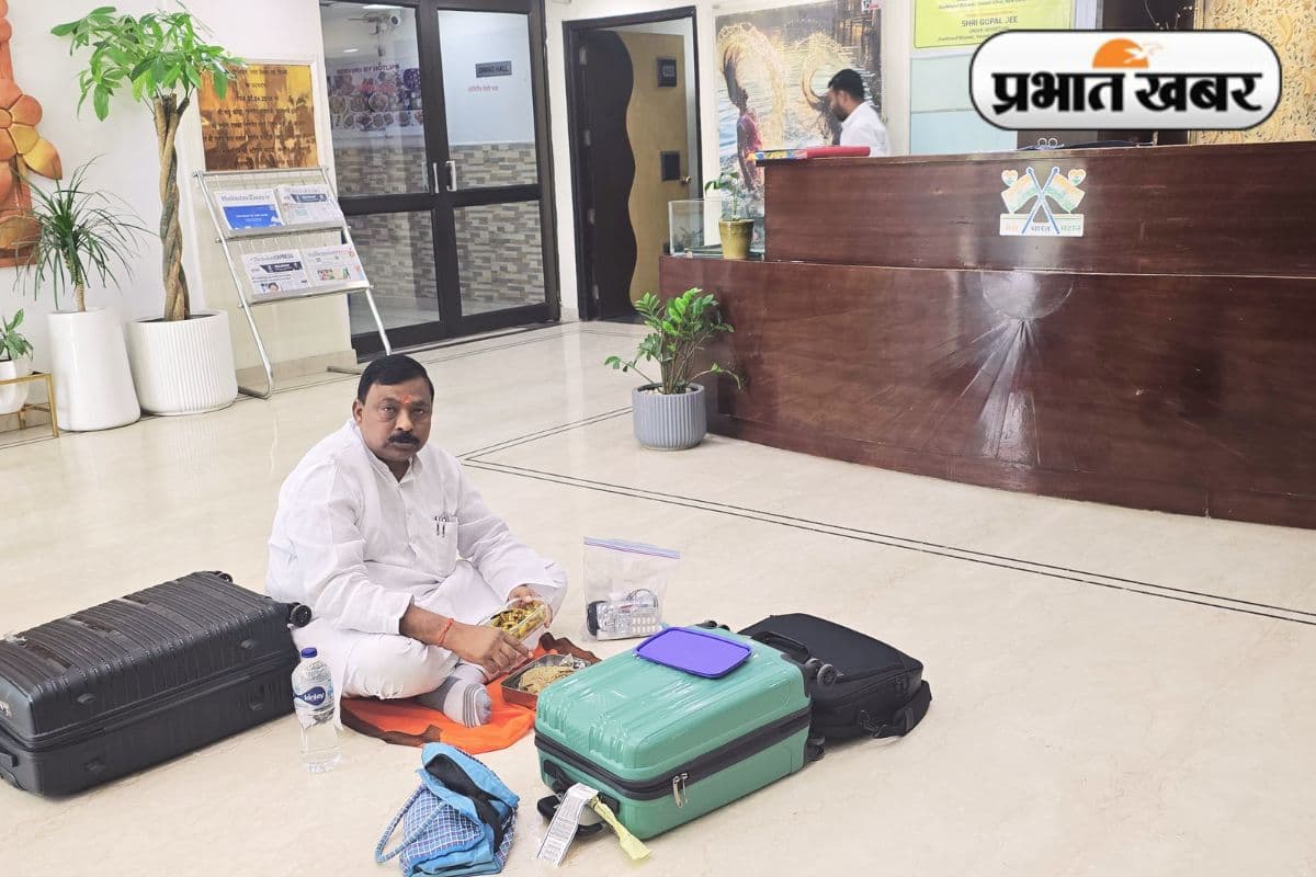 झारखंड भवन में नहीं मिला कमरा, जमीन पर बैठकर खाने लगे विधायक, सीएम हेमंत सोरेन से कह दी ये बात