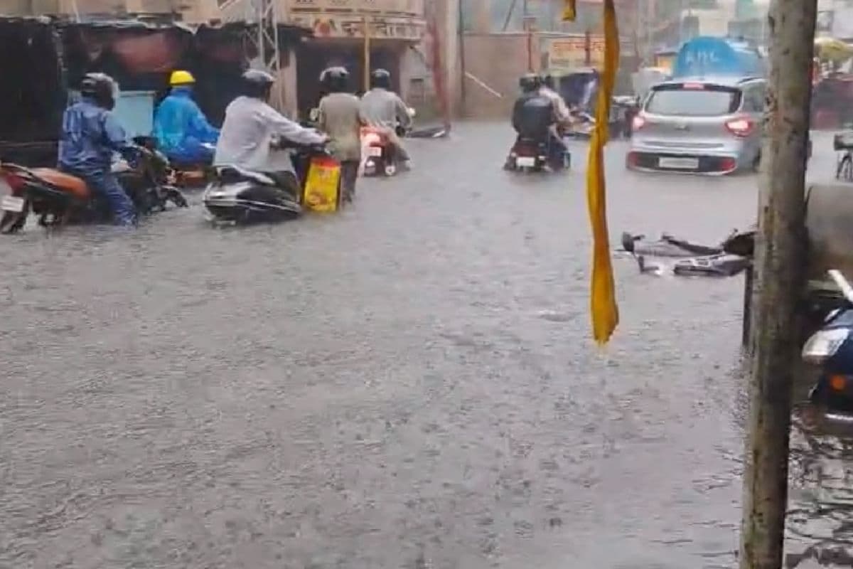 Ranchi Weather: घंटेभर की बारिश में ही तालाब बन गयीं रांची की सड़कें, कई घरों में पानी घुसने से बढ़ी परेशानी