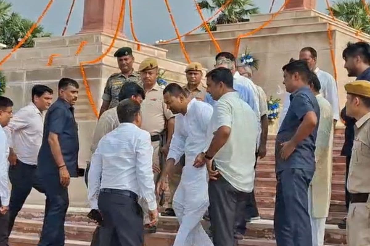 Nitish Kumar Son: मुख्यमंत्री के बेटे सोशल मीडिया पर छा गए, निशांत कुमार ने डीएम के छुए पांव, खूब हो रही तारीफ