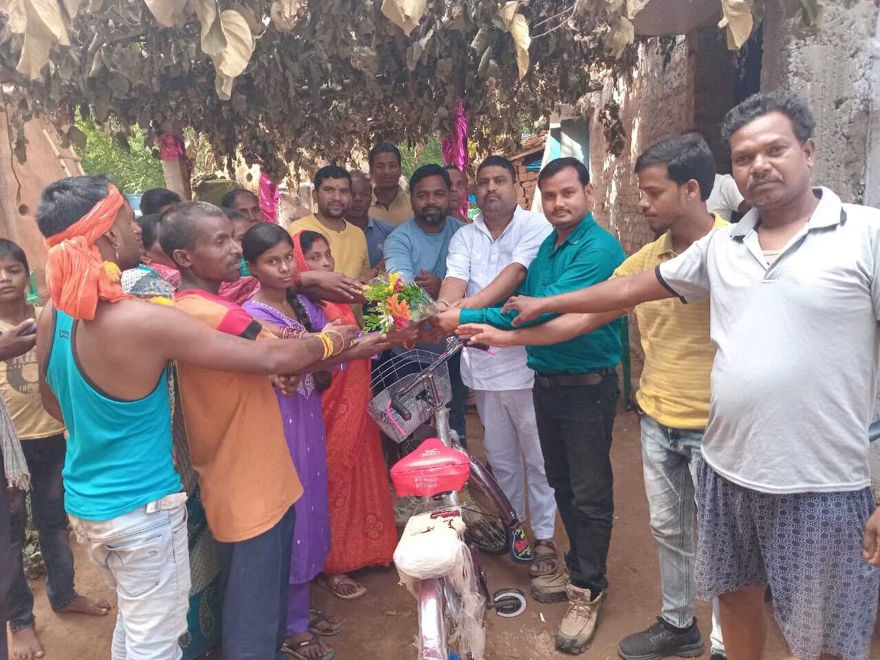 मैट्रिक के जिला टॉपर को किया गया सम्मानित