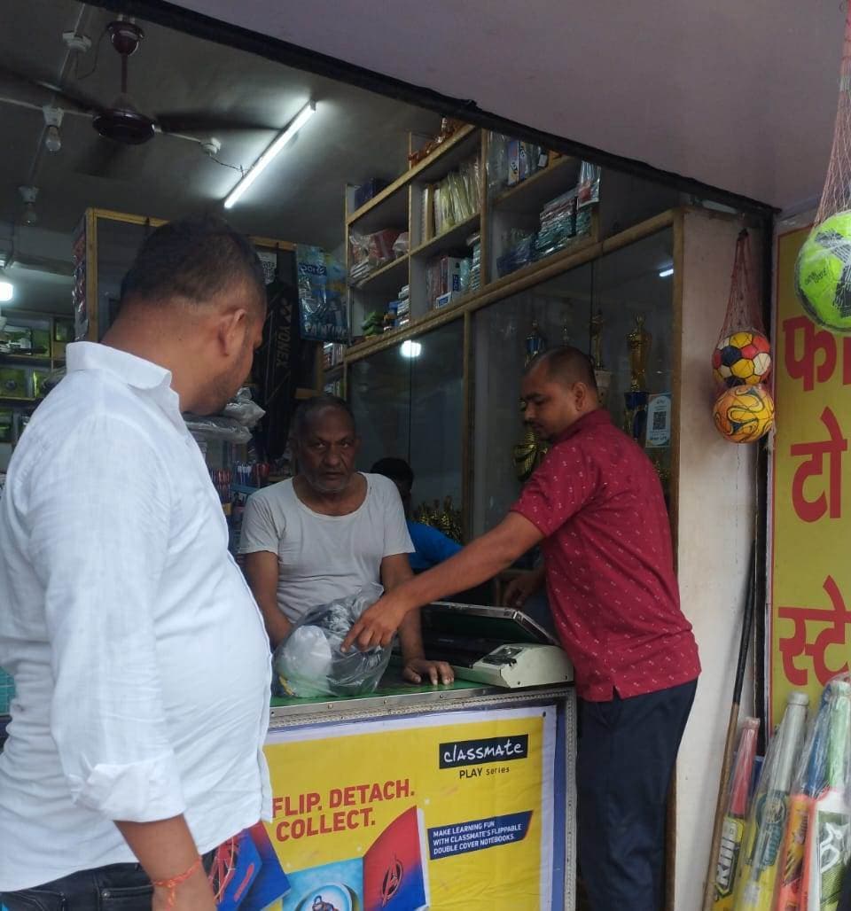 छापेमारी में पॉलीथिन जब्त, दुकानदारों से वसूला गया 5,000 जुर्माना