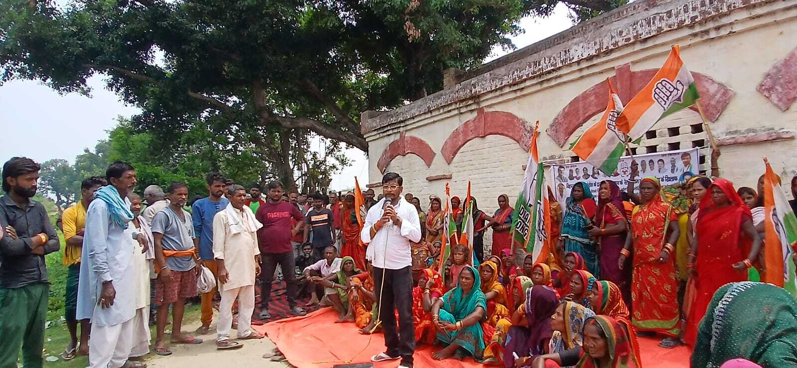 गढ़ बरूआरी रेलवे स्टेशन पर युवा कांग्रेस ने किया विरोध प्रदर्शन, मांगों का सौंपा ज्ञापन