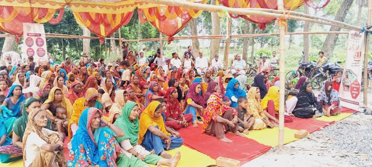 संवाद कार्यक्रम में महिलाओं को सरकार की योजनाओं के बारे में दी गयी जानकारी