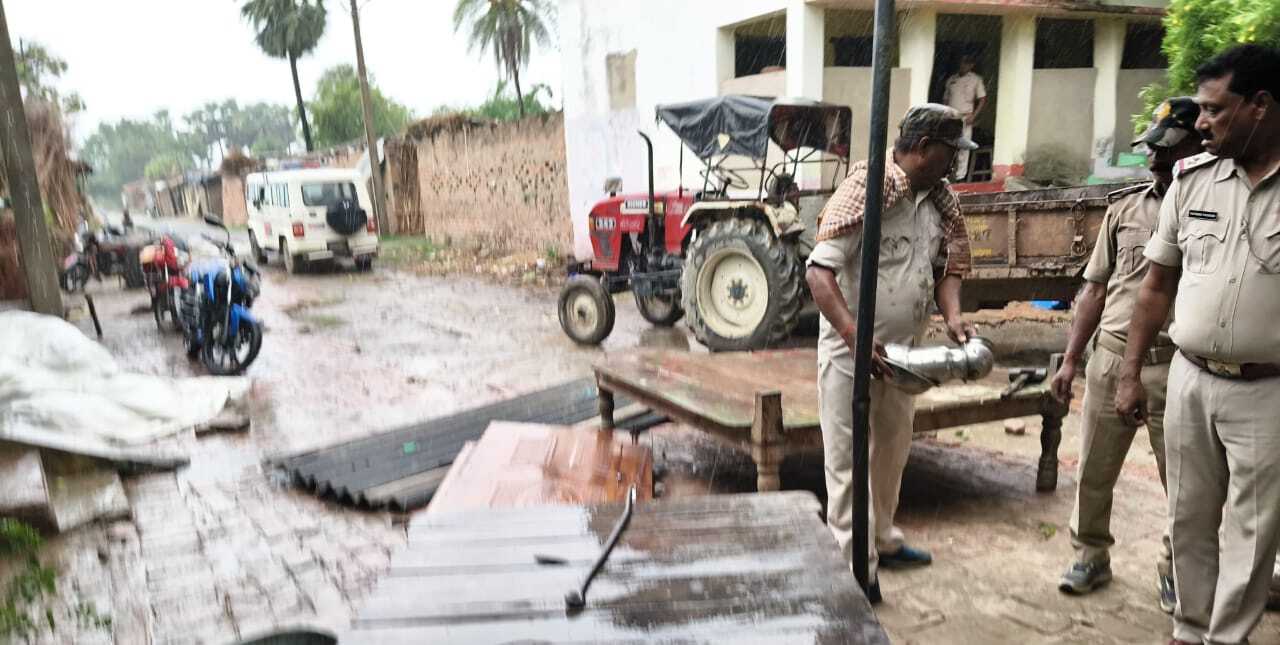 हत्या आरोपित के घर पुलिस ने की कुर्की-जब्ती की कार्रवाई