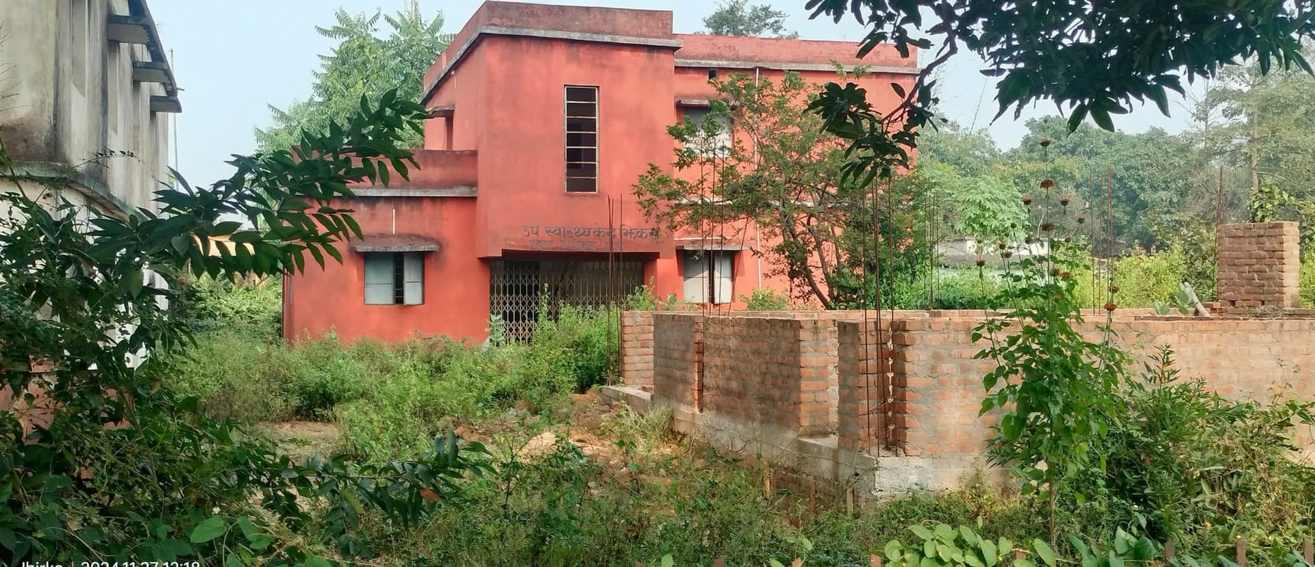 लीड : कहीं भवन नहीं, तो कहीं जर्जर में चल रहा इलाज