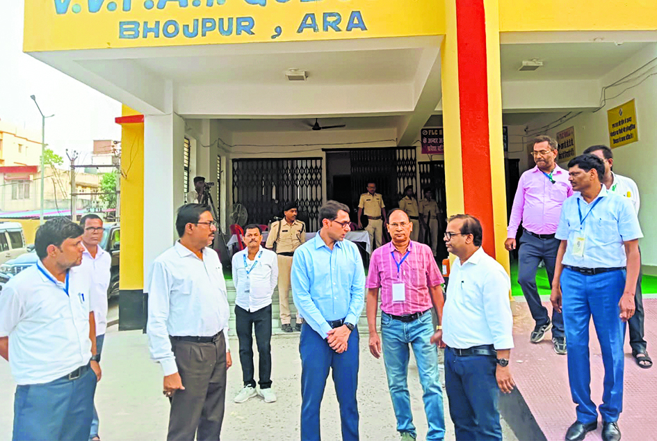 Ara News : इवीएम और वीवीपैट के एफएलसी कार्य का डीएम ने किया निरीक्षण