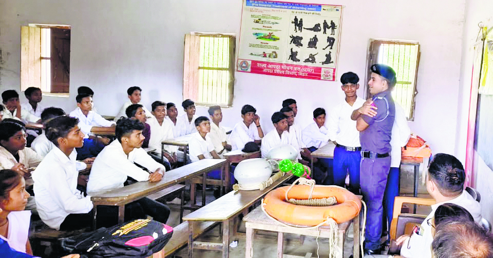 Ara News : आम नागरिक, छात्र व शिक्षकों किया जागरूक