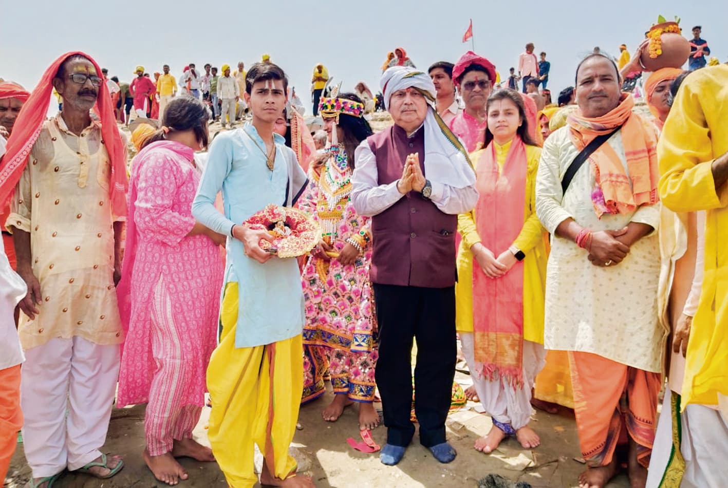 Ara News : मिल्की गांव में शिव परिवार व गोरेया बाबा की प्राणप्रतिष्ठा के लिए निकली कलशयात्रा