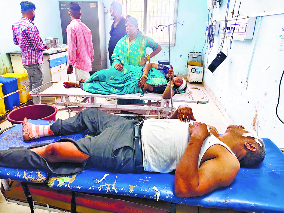 Ara News : सड़क हादसे में बाइक सवार दंपती जख्मी, पटना रेफर