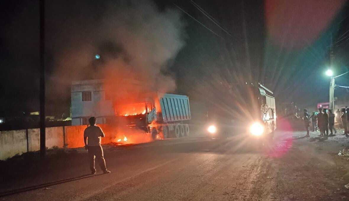 सड़क पर खड़े हाइवा में लगी आग, कोई हताहत नहीं
