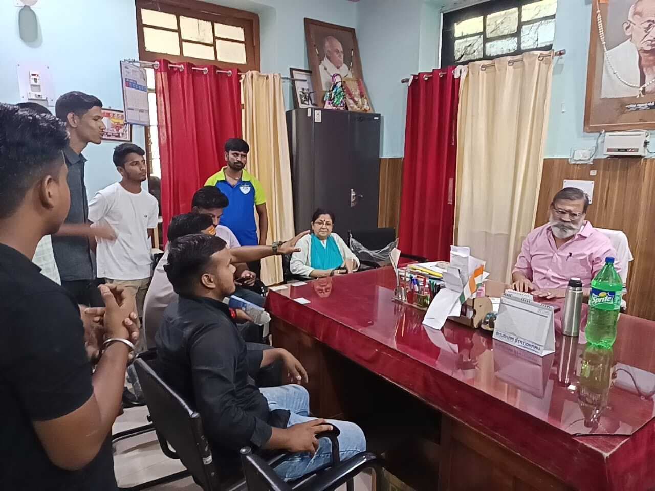 Deoghar news : प्रैक्टिकल में कम अंक मिलने पर अभाविप ने प्रिंसिपल को छात्रों की समस्याओं से कराया अवगत
