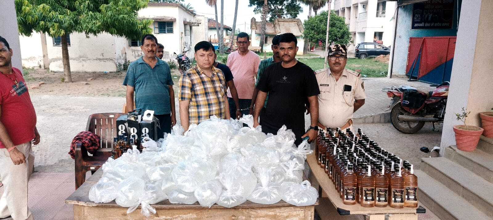 ऑटो से भारी मात्रा में शराब बरामद, दो तस्कर गिरफ्तार