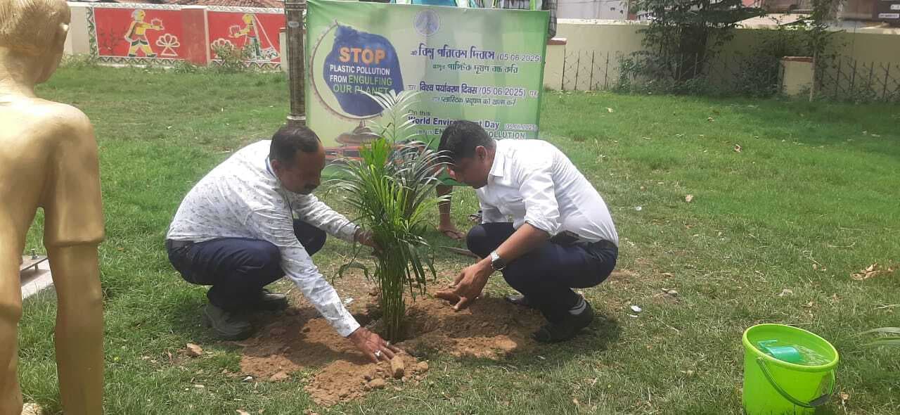 रेलवे स्टेशन के पार्क एरिया में किया गया पौधरोपण
