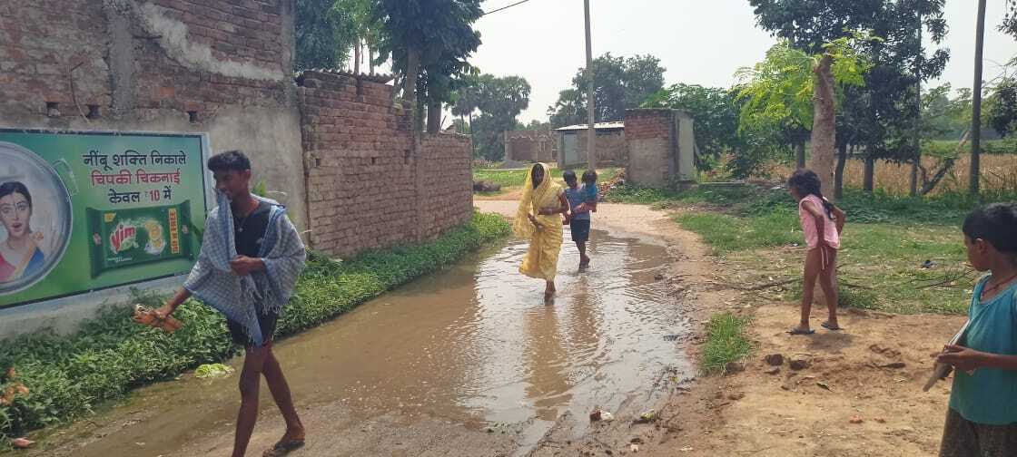 नाला जाम रहने से संग्रामपुर बाजार में फैला गंदा पानी, राहगीर परेशान