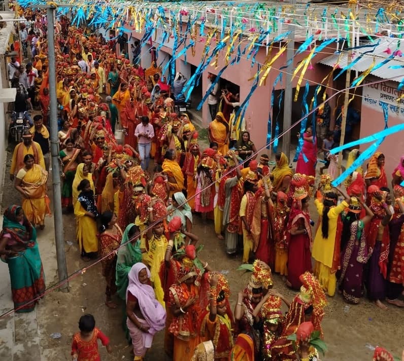 मंदिर में शिवलिंग स्थापना को लेकर निकाली गयी कलश शोभायात्रा