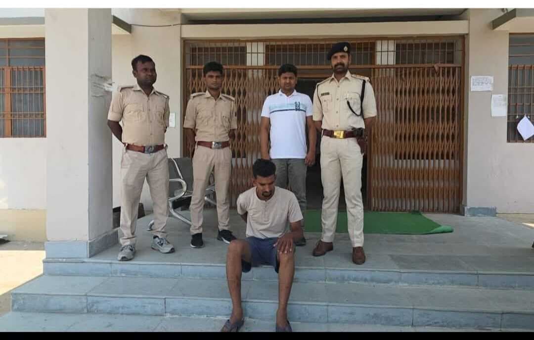 टेंपो के तहखाने में शराब की तस्करी का खुलासा, तस्कर गिरफ्तार