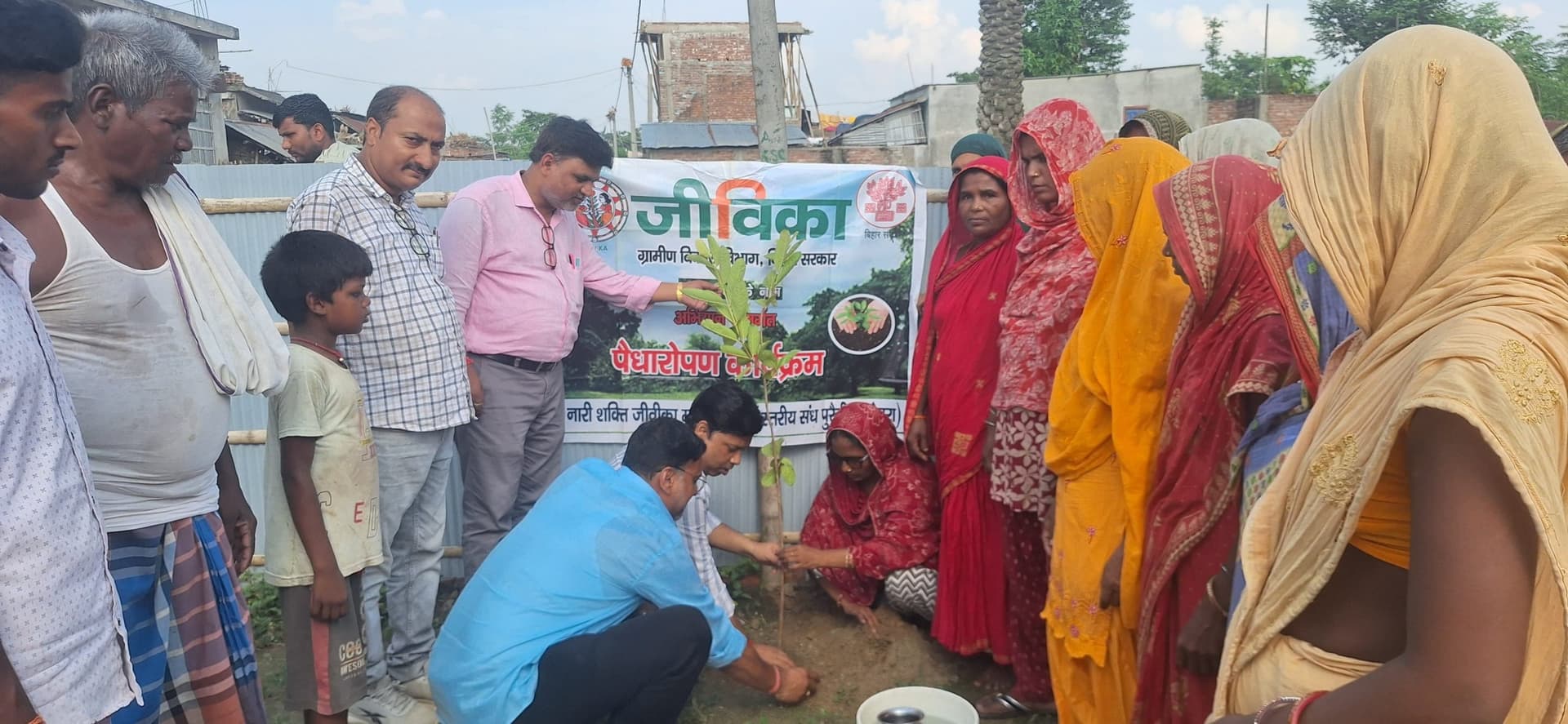 जीविका दीदियों ने किया पौधरोपण