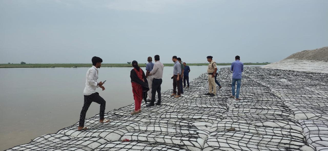बाढ़ पूर्व तैयारी को लेकर एसडीएम ने किया तटबंधों का निरीक्षण