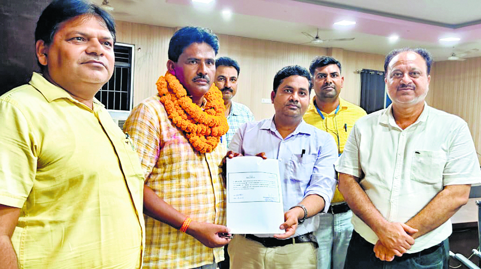 Gopalganj News : बखरी पंचायत के मुखिया बने चंद्रकांत सिंह, 238 वोटों से मिली निर्णायक जीत