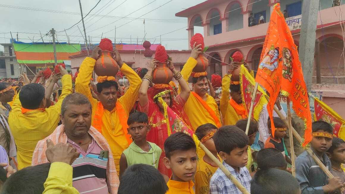 महावीर प्राण प्रतिष्ठा व रामधुनी यज्ञ को लेकर निकाली गयी कलश शोभायात्रा