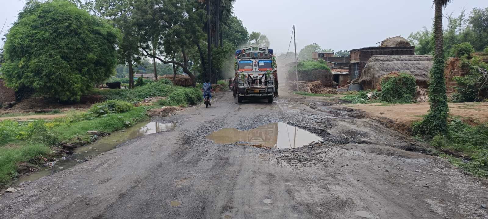 इंगलिश मोड़-पुनसिया पथ हो रहा जर्जर, दे रहा दुर्घटनाओं को आमंत्रण