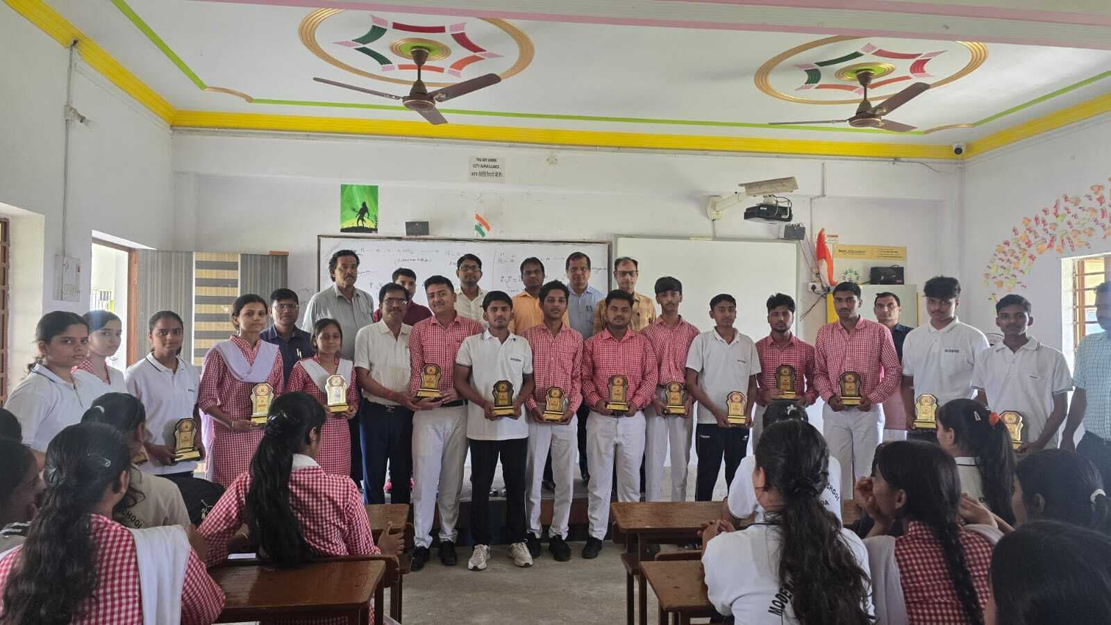 छात्र व छात्राओं को किया गया सम्मानित