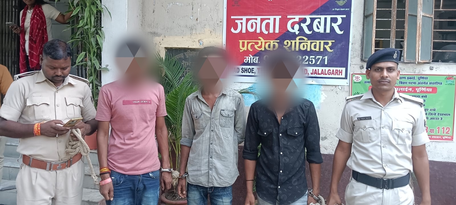 साढ़े तीन लीटर विदेशी शराब के साथ तीन लोग गिरफ्तार