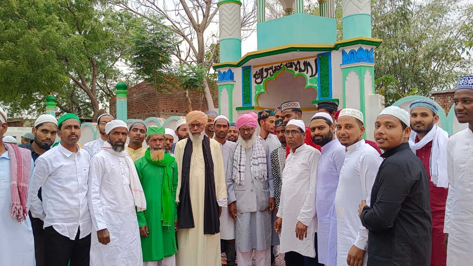 ईद उल अजहा पर लोगों ने एक दूसरे से गले मिलकर दी मुबारकबाद