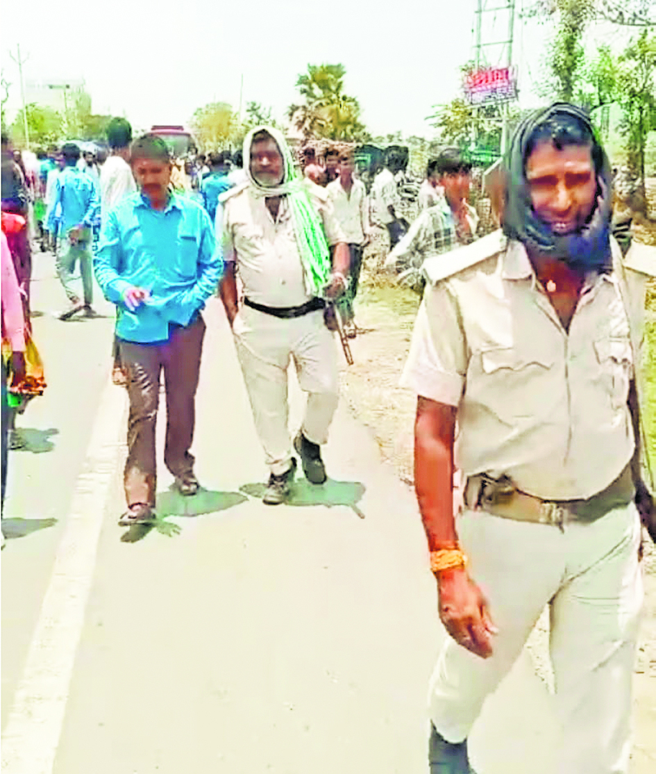 Gaya News : इस्माइलपुर में करेंट से बालक की मौत, आक्रोशित ग्रामीणों ने किया सड़क जाम