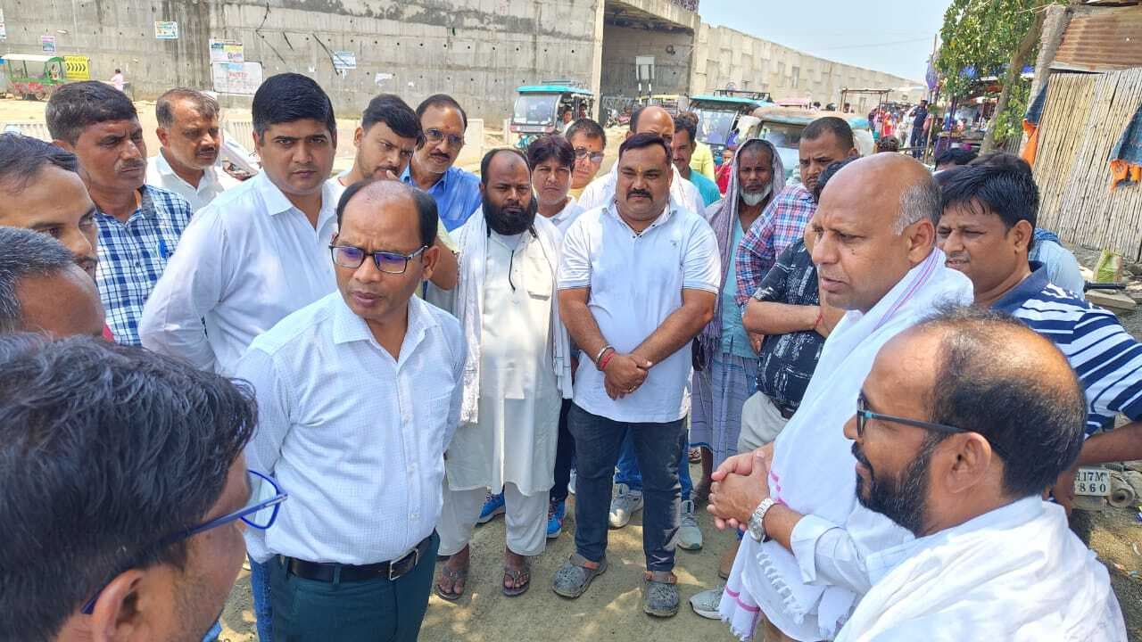 राजमहल-उधवा सड़क किनारे जल निकासी की व्यवस्था जल्द करें