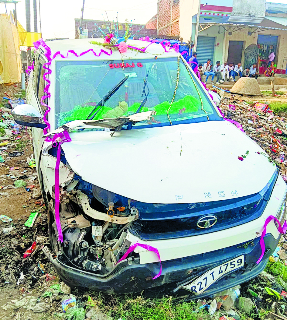 Gaya News : ड्राइवर को आयी झपकी, बिजली के पोल से टकराया वाहन