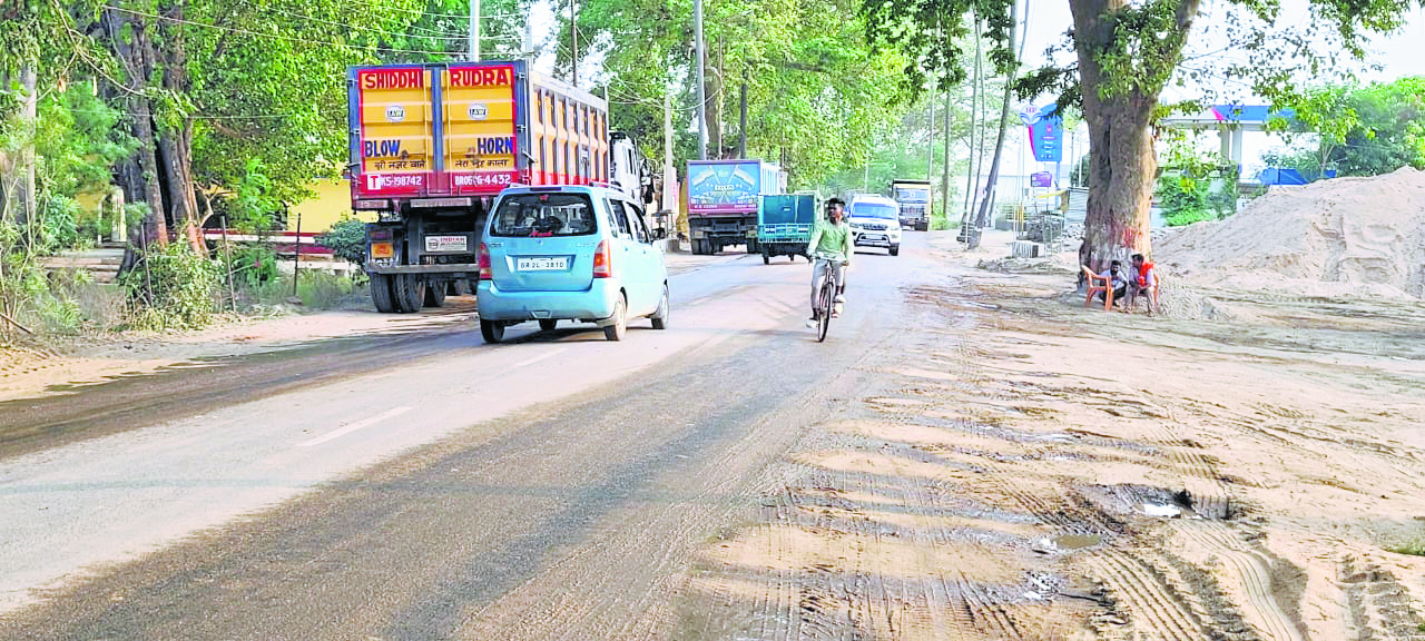 Gaya News : बोधगया रिवर साइड रोड बना मौत का रास्ता, बड़ी गाड़ियों की नो इंट्री की मांग