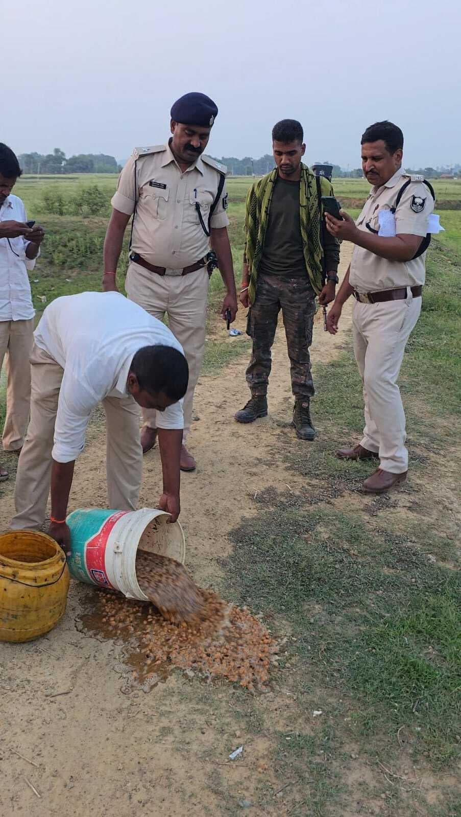 पुलिस ने शराब भट्टी को किया नष्ट, 33 लीटर देसी शराब बरामद