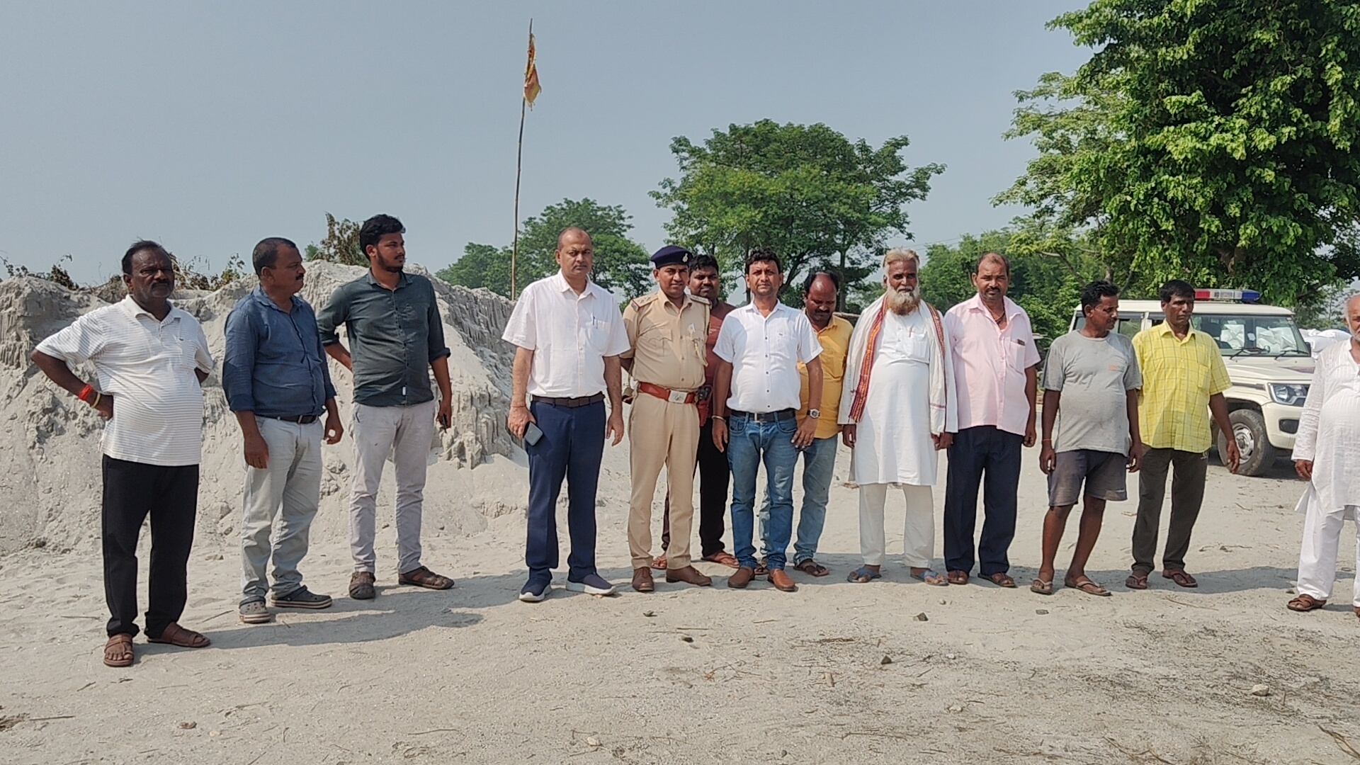 बाढ़ पूर्व तैयारियों को लेकर आपदा जागरूकता बैठक, बीडीओ ने तटबंध का किया निरीक्षण