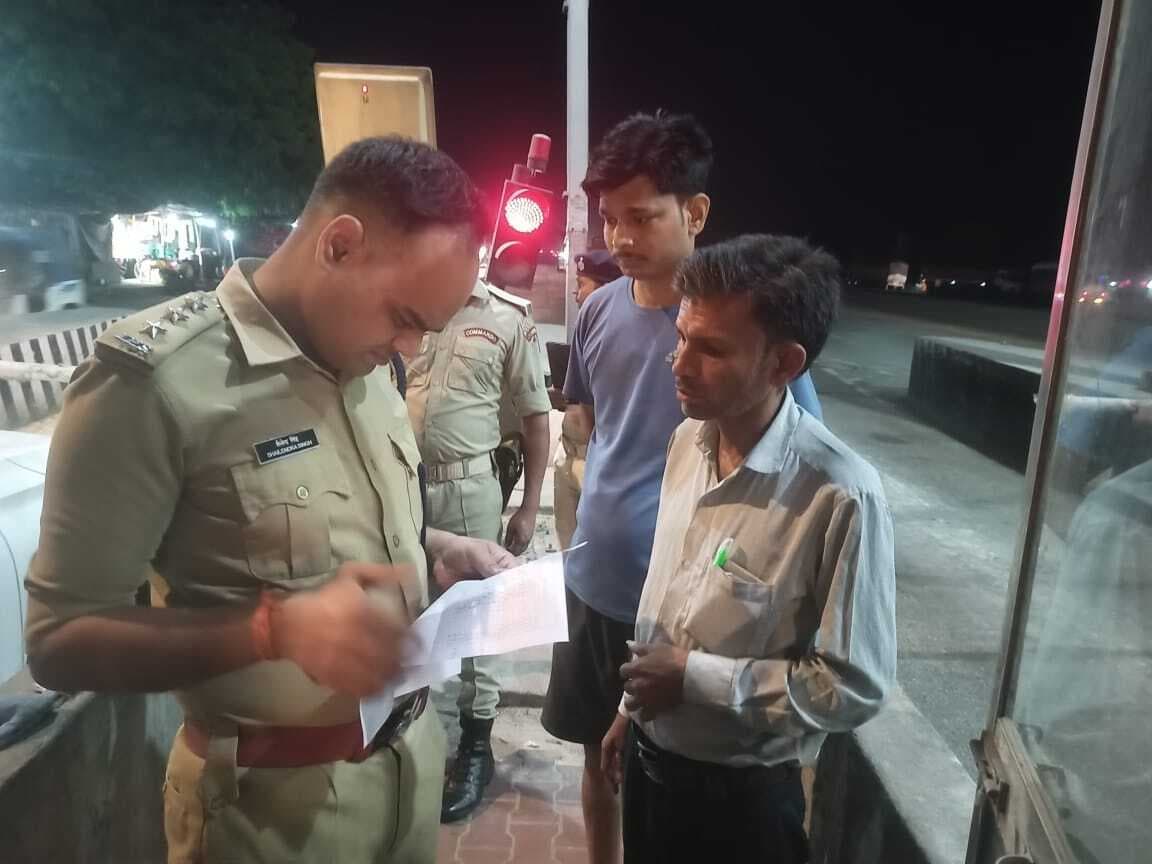 टोल मैनेजर समेत तीन गिरफ्तार