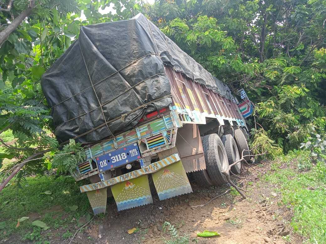 सरिया लदा एलपी ट्रक दुर्घटनाग्रस्त, बच गये चालक व खलासी