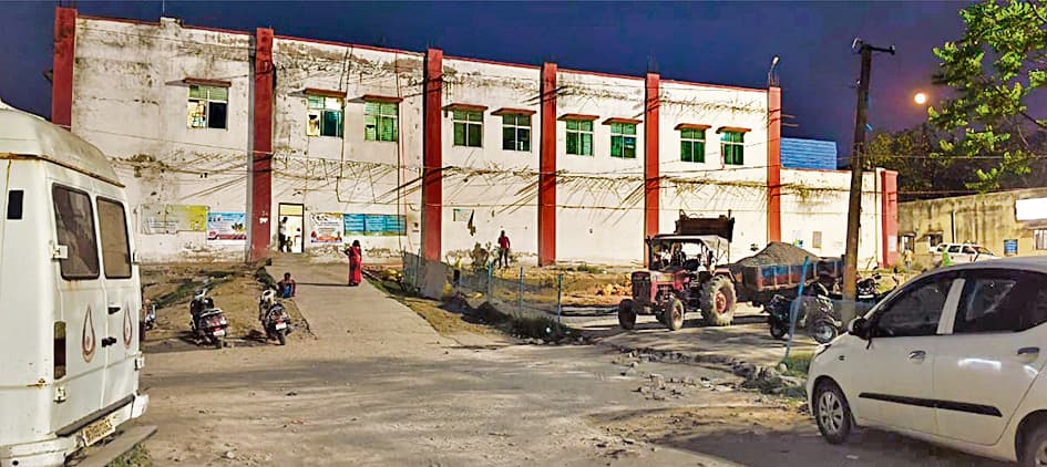 Gaya News : बिना अधीक्षक की जानकारी कर दिया गया इमरजेंसी बिल्डिंग की छत पर पीसीसी