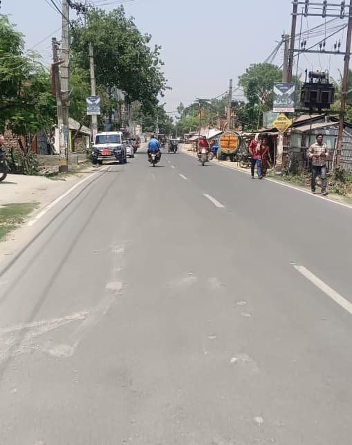 सूरज के तीखे तेवर से आमलोग बेहाल, सड़कें व बाजार हो गयी है सूनी