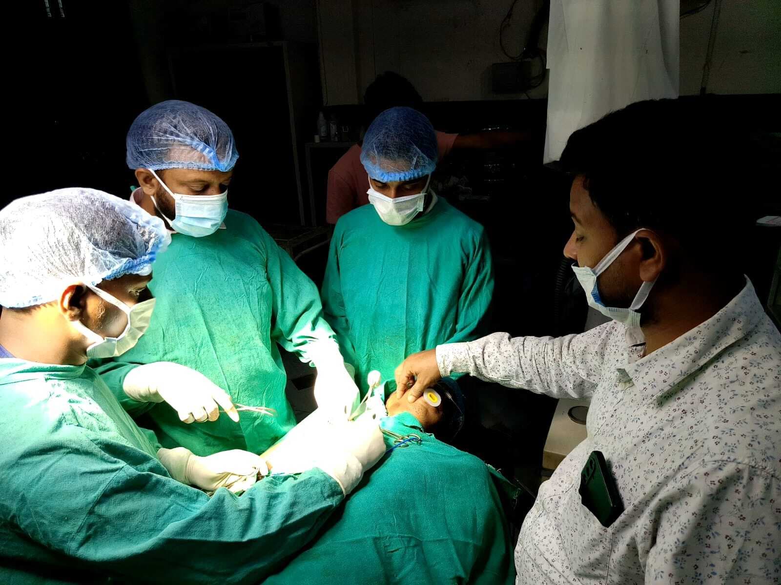 अपराधियों ने छिनतई को लेकर पिकअप चालक को मारी गोली, हालत गंभीर
