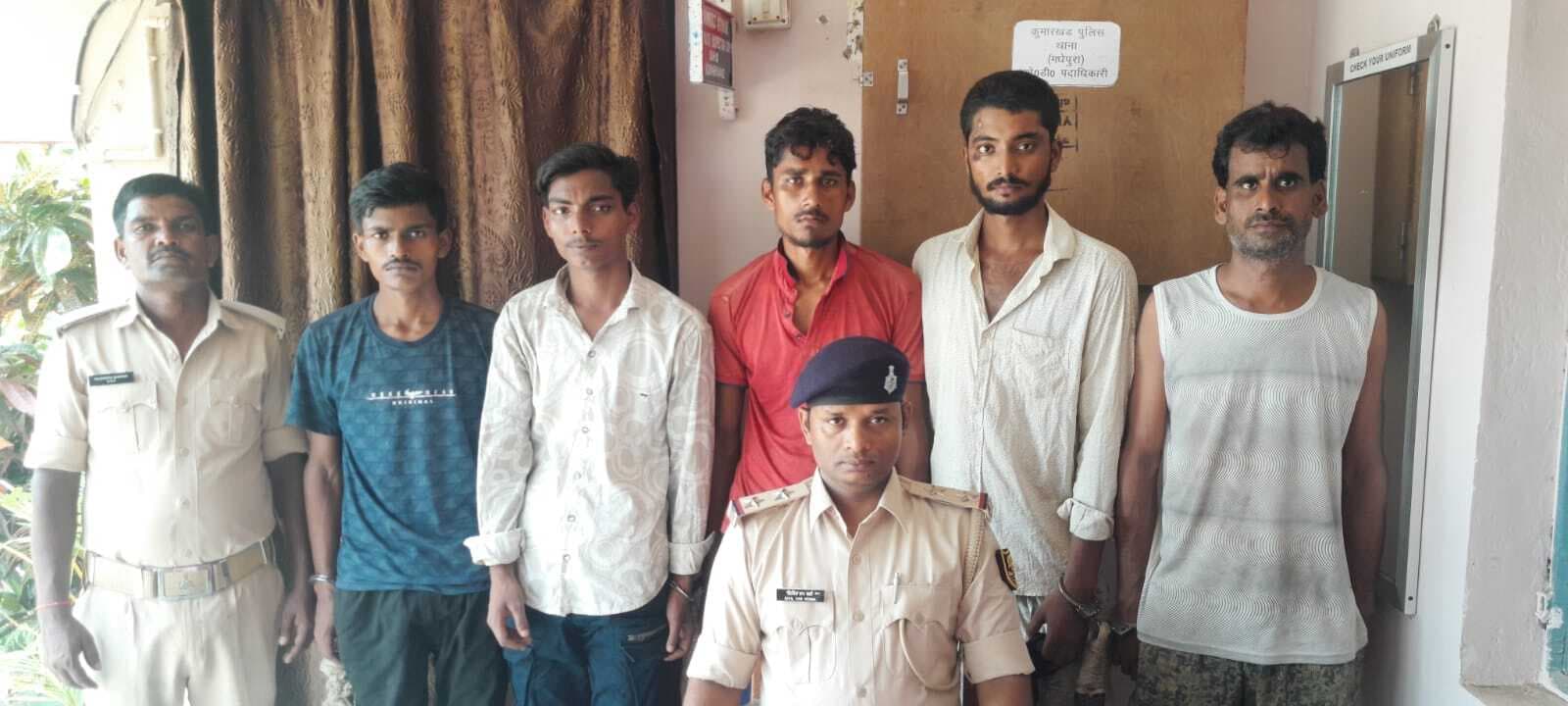 बाढ़ आश्रय स्थल से पांच युवक 5.310 ग्राम स्मैक के साथ गिरफ्तार