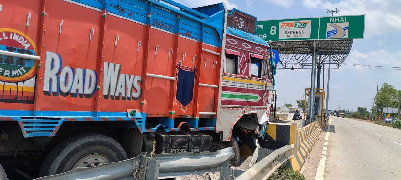 ब्रेक फेल होने से ट्रक डिवाइडर में टकराया, बचे लोग