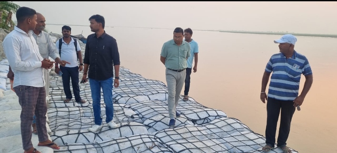 बाढ़ पूर्व तैयारी को लेकर एसडीओ ने किया तटबंधों का निरीक्षण