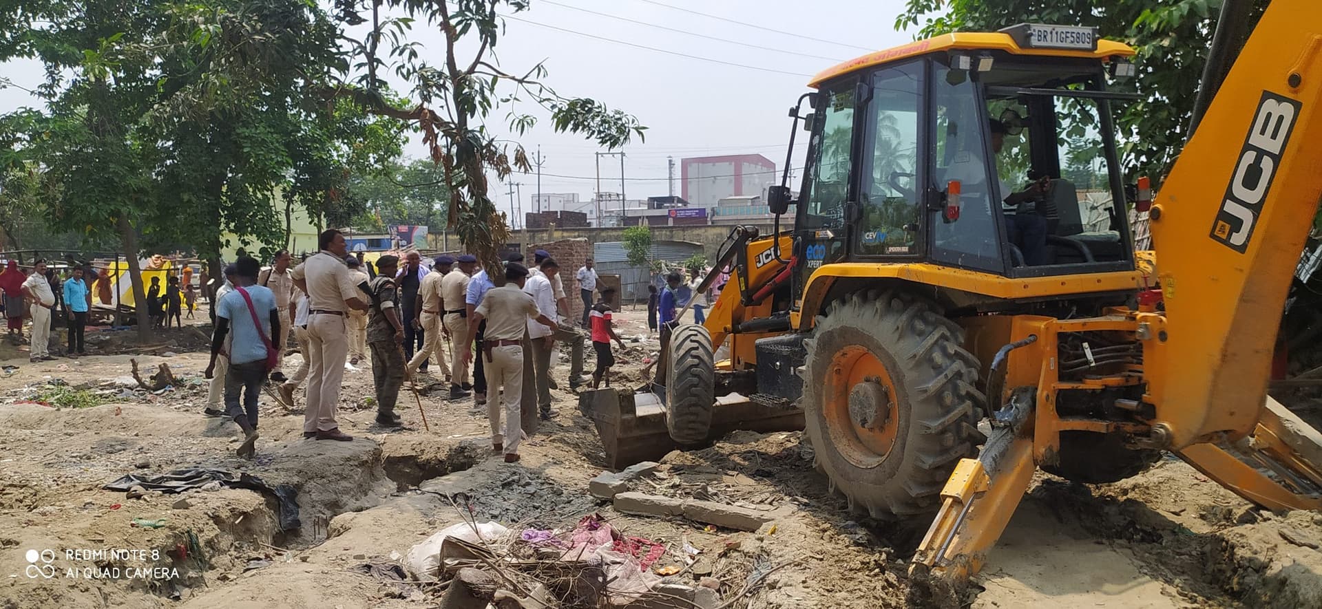 अतिक्रमण हटाये जाने के विरोध में आक्रोशित लोगों ने सड़क जाम कर की आगजनी