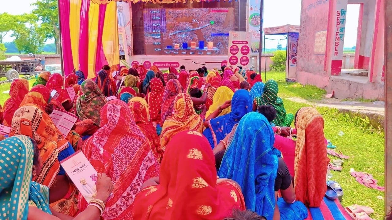पति के बाहर चले जाने पर परिवार चलाने के लिए महिलाओं को करनी पड़ती है कड़ी मशक्कत